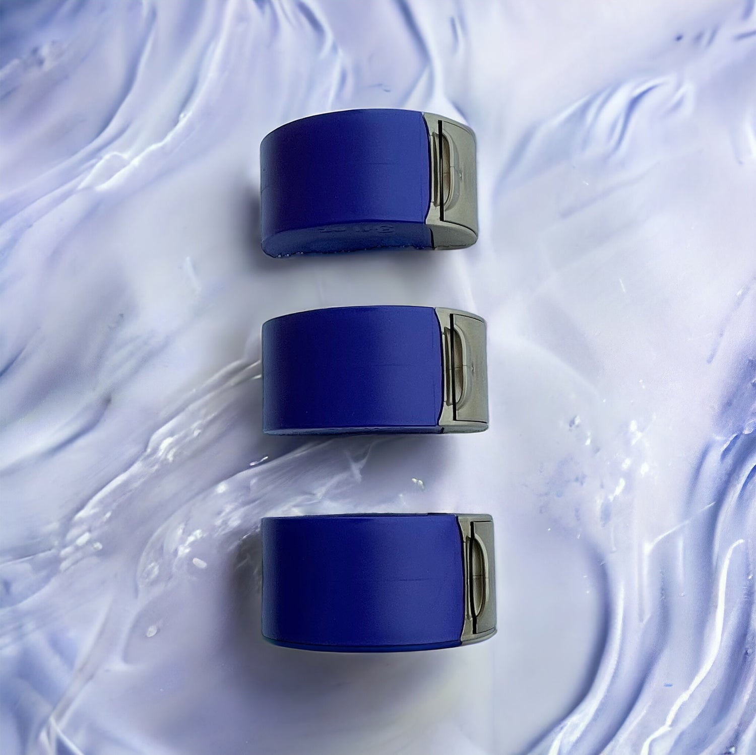 Tre 90ml-flaskor från Borgert Design på en bakgrund av kräm