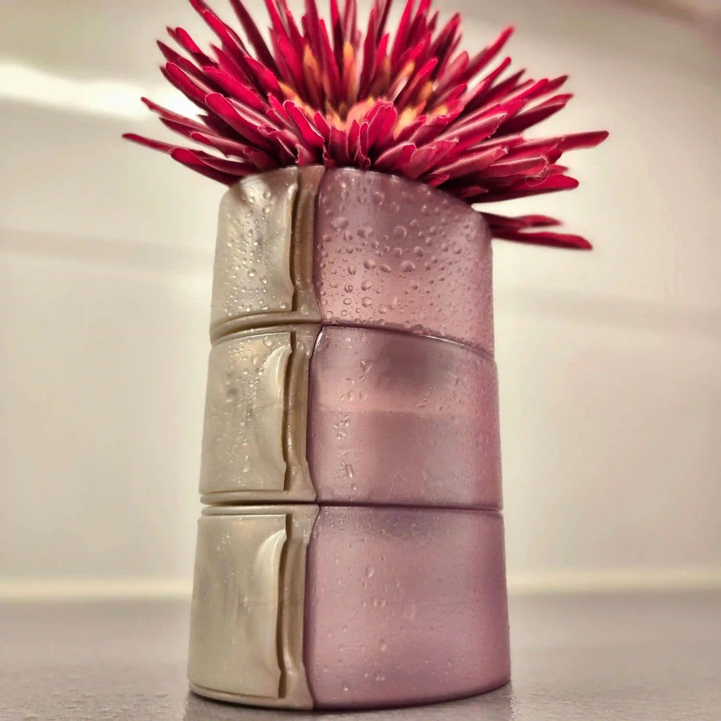 Gammelrosa Bottler 3-pack med pärlvit kork och en rosa blomma på toppen för en tjusig effekt.