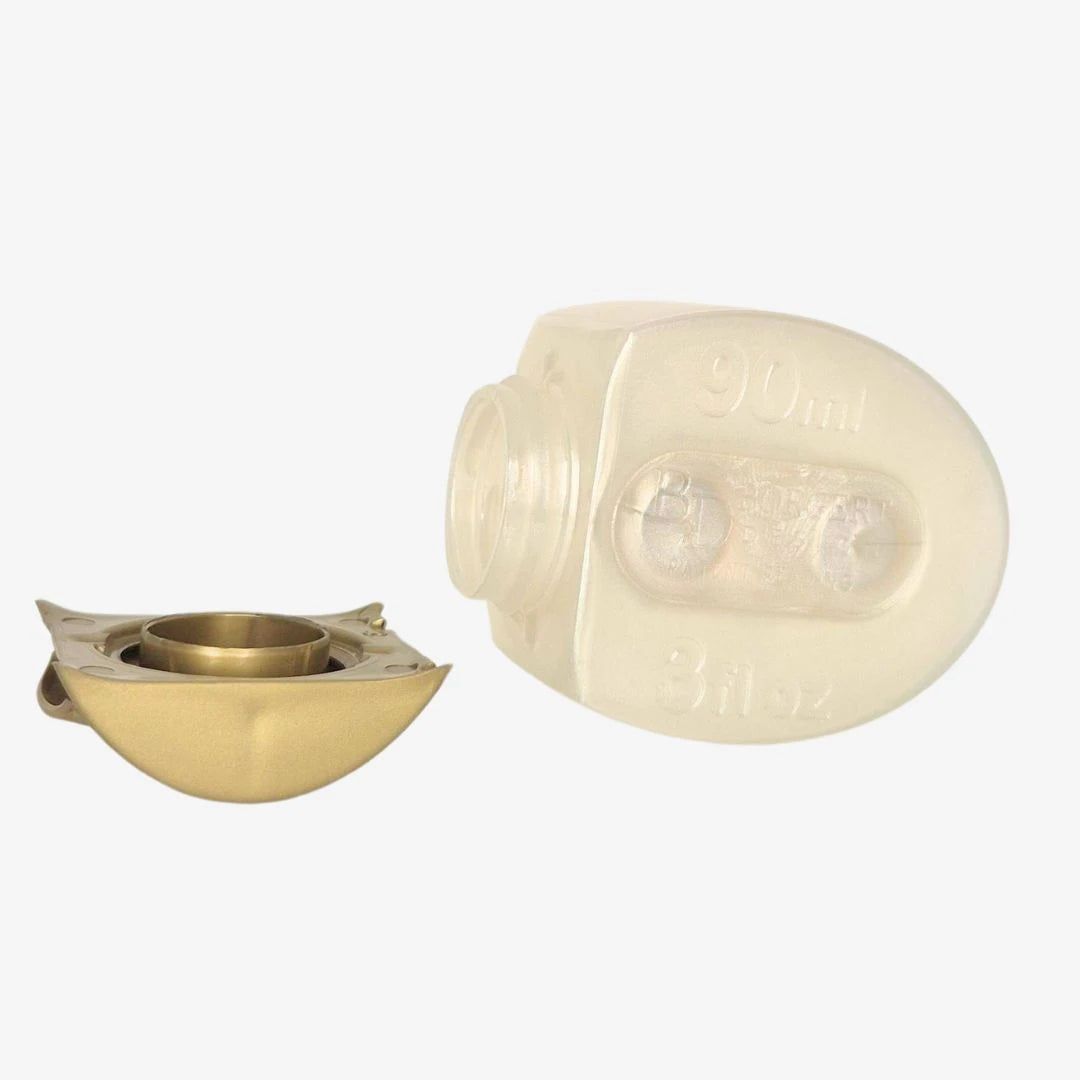 Öppen reseflaska 90 ml i pärlvit färg med guldig kork. Bottler reseflaska från Borgert Design.