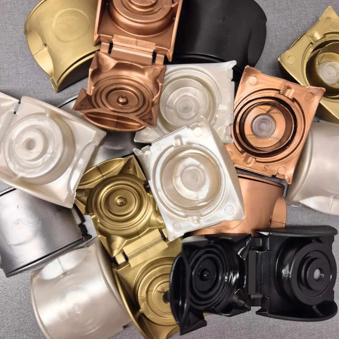 Korkar till Bottler reseförpackning i guld, koppar, svart, guld och pärlvit.